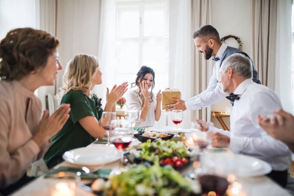 Familienfeier an einer langen Tafel